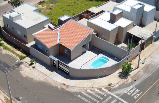 Casa com piscina em Cedral, SP, pronta para morar e aceita financiamento